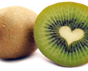 Micul fruct stocheaza o comoara nutritionala. Kiwi contine vitamina C, A, E, K, potasiu, calciu, magneziu, fosfor si multe fibre dietetice.