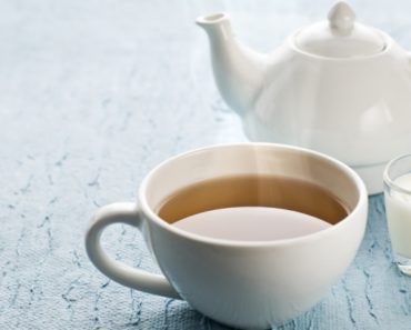 Motivul pentru care este bine să bei ceaiul cu lapte