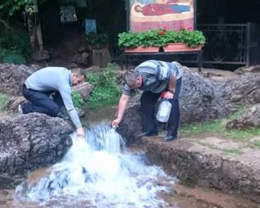 VIDEO Puterile miraculoase ale apei de la Mănăstirea Izbuc. Izvorul, unic în Europa, este vindecător de boli grave