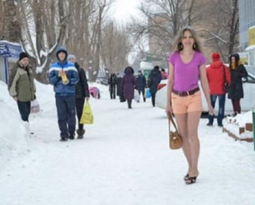 Are 54 de ani și nu simte frigul! O rusoaică poartă în plină iarnă sandale și haine de vară!