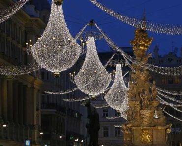 Capitalele europene s-au colorat cu milioane de beculeţe pentru Sărbătorile de iarnă