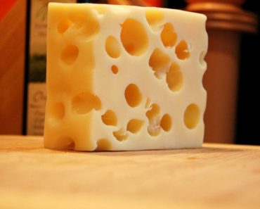 De ce are brânza găuri? MISTERUL a fost elucidat de elveţieni