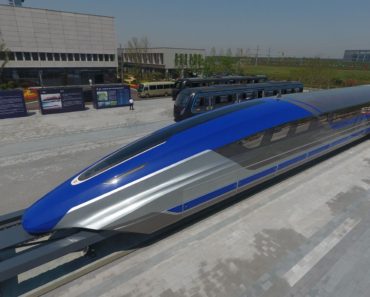 Noul tren chinez ce plutește cu ajutorul forței magnetice e mai rapid decât avionul!