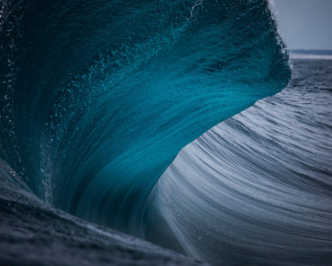 Un fotograf australian a fotografiat valuri timp de zece ani. Iată cele mai puternice cadre ale sale.
