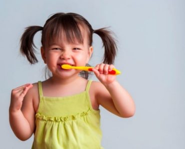 4 trucuri pentru a-ți face copilul să se spele pe dinți