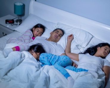 5 greseli facute de parinti – De ce copiii nu trebuie sa doarma in patul parintilor