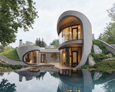 Arhitectura viitorului intr-o casa cu forme organice integrata in natura