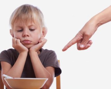Sfaturi de la specialisti: De ce nu trebuie fortat copilul sa manance cand ii este rau