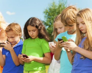 Studiu Germania: Copiii vor da mai multă importanță telefoanelor smart decât propriilor părinți