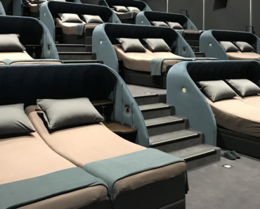 Un cinematograf din Elveția și-a înlocuit toate scaunele cu paturi duble