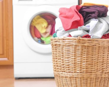 Dezinfectarea hainelor: Cum să ții coronavirusul departe de hainele tale și dacă nu le speli la 90 de grade