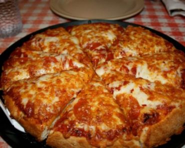 Salvați imediat rețeta – Pizza la tigaie, gata în mai puțin de 15 minute