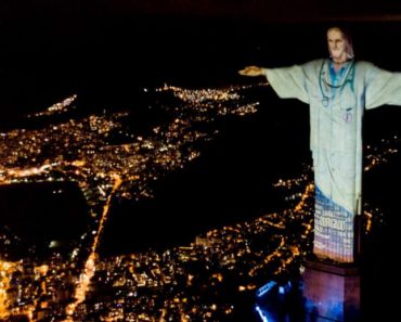 Statuia lui Hristos din Rio de Janeiro, „îmbrăcată” într-un halat medical