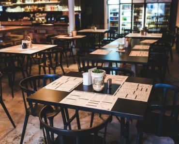 ULTIMA ORĂ Viitoarele reguli în restaurante, baruri, terase: distanță de 1,5 – 2 metri între mese, maximum 8 locuri la masă, cel mult 200 de clienți primiți în același timp