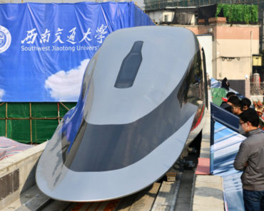 VIDEO. China lansează un prototip de tren care atinge viteze de 620 de kilometri pe oră. Cum arată la interior