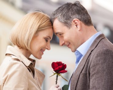 10 motive ca să iubești un bărbat mai în vârstă decât tine