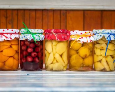 Alimente care te îmbătrânesc înainte de vreme. Compoturile de fructe se află pe „lista neagră‟ de Ioana Tătaru