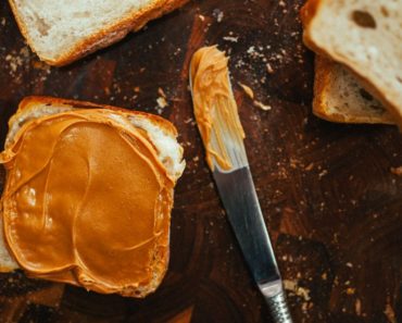 Sănătate pe pâine: Beneficiile majore ale untului de arahide consumat la micul dejun
