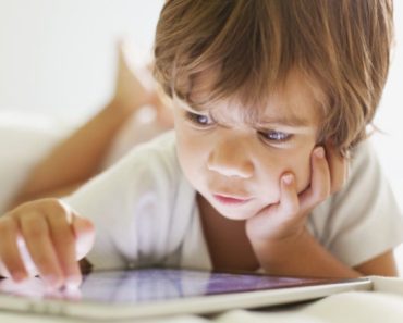 Autismul virtual: termenul pe care părinții care își lasă copiii cu orele pe telefon trebuie să îl afle