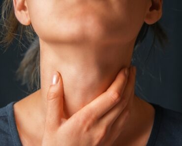 Ce să faci dacă te doare gâtul? Iată 9 remedii care te scapă rapid de problemă!