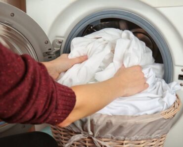 Greşelile pe care le facem când spălăm rufe şi care ne pot strica şi hainele, şi maşina de spălat