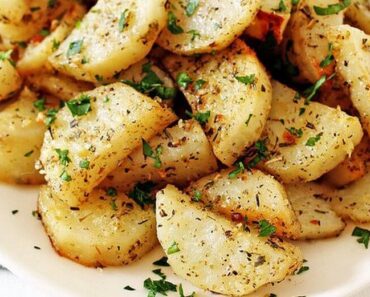 Cartofi în stil italian cu usturoi și parmezan