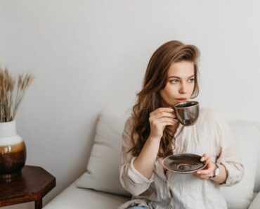 Cum cureți petele de cafea de pe canapea