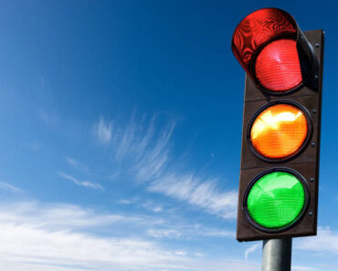 De ce sunt culorile semaforului roșu, galben și verde și cum au fost alese