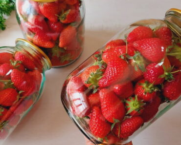 Nu mai congelați căpșunile! Iată cum le puteți păstra proaspete timp de 1 an!