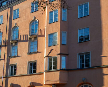 Locuiește singură în podul unei clădiri cu cinci etaje: o doctoriță din Stockholm și-a arătat apartamentul într-o clădire din anul 1912